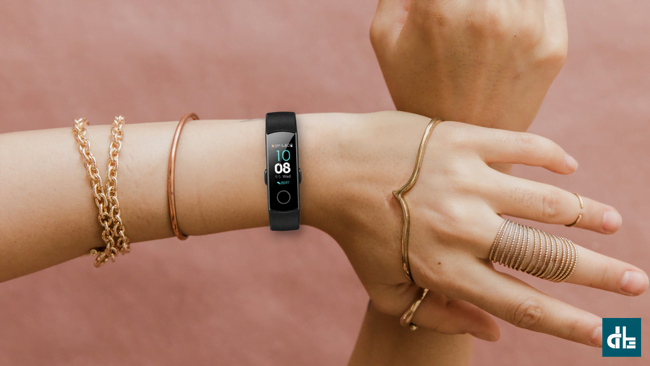 Honor Band 4 smartband tied on a women's wrist