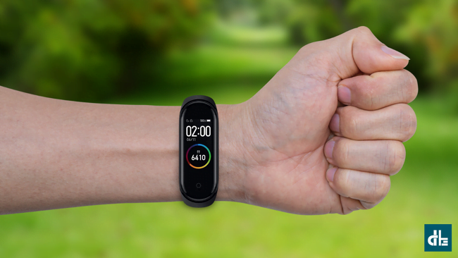 A person wearing Mi Band 4 smartband on hand