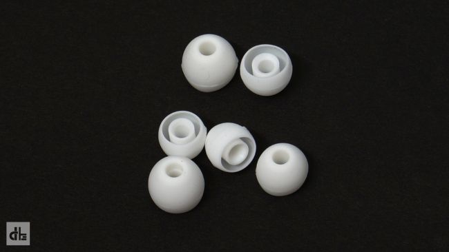white colour ear-tips of earbuds to improve sound quality